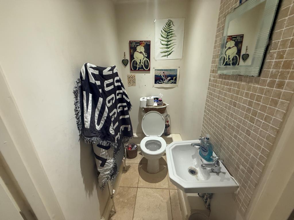 Lot: 83 - LOWER GROUND FLOOR FLAT FOR INVESTMENT - Toilet
